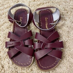 Sunsans saltwater sandals size 5y new maroon